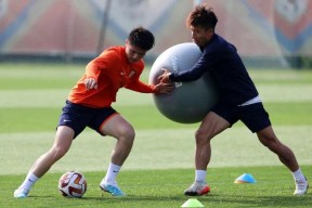 华体会app-济南鲁能队员积极备战关键战役